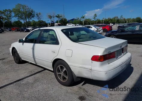 2000 Toyota Camry Le V6 z USA, uszkodzony, nr VIN 4T1BF22K6YU934911